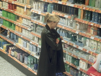 Воришка в супермаркете