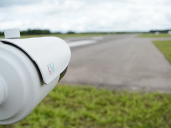 Видеокамера смотрит на взлетно-посадочную полосу аэролрома