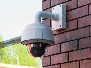 Поворотная камера видеонаблюдения для контроля ситуации на улице