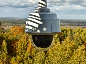 Поворотная камера на вышке для обзора больших территорий