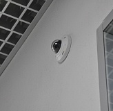 Видеокамера на стене в офисе